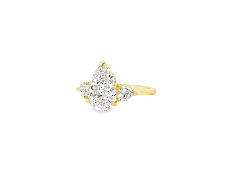 14k Gold Diamond Ring with Pear-Shaped Center & Side Accents 2.95ct